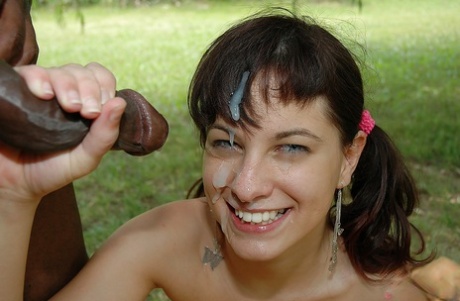 Lexy Little s'imbibe dehors pendant qu'une grosse bite noire perce son trou ruisselant en public - 16