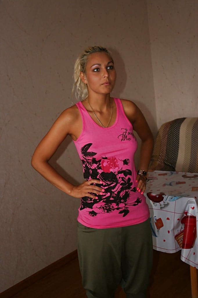 La leona provoca una polla con una traviesa rubia y su amiga - 4