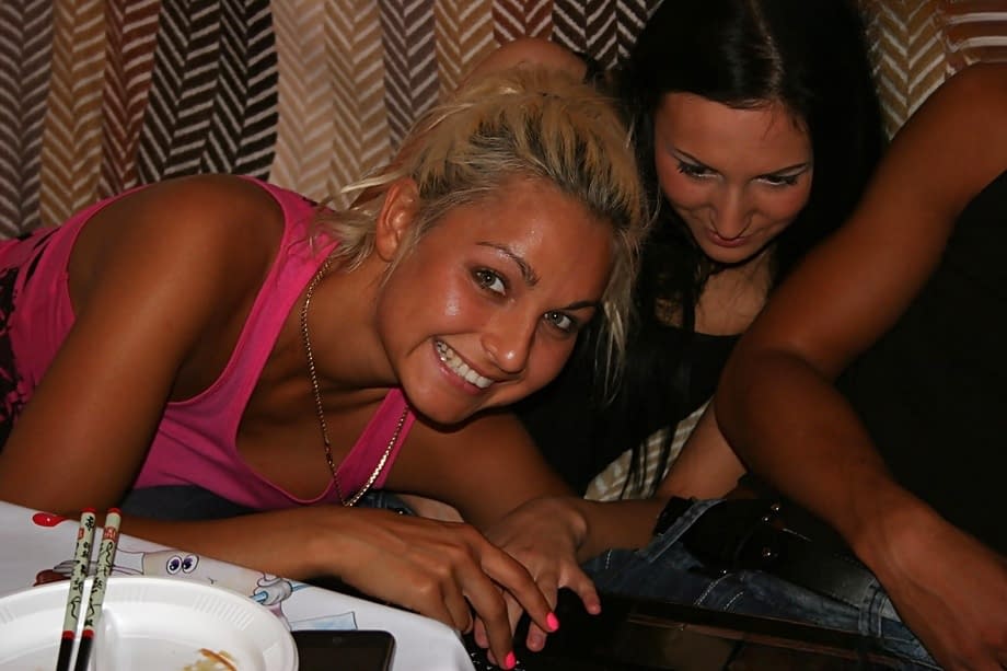 La leona provoca una polla con una traviesa rubia y su amiga - 14