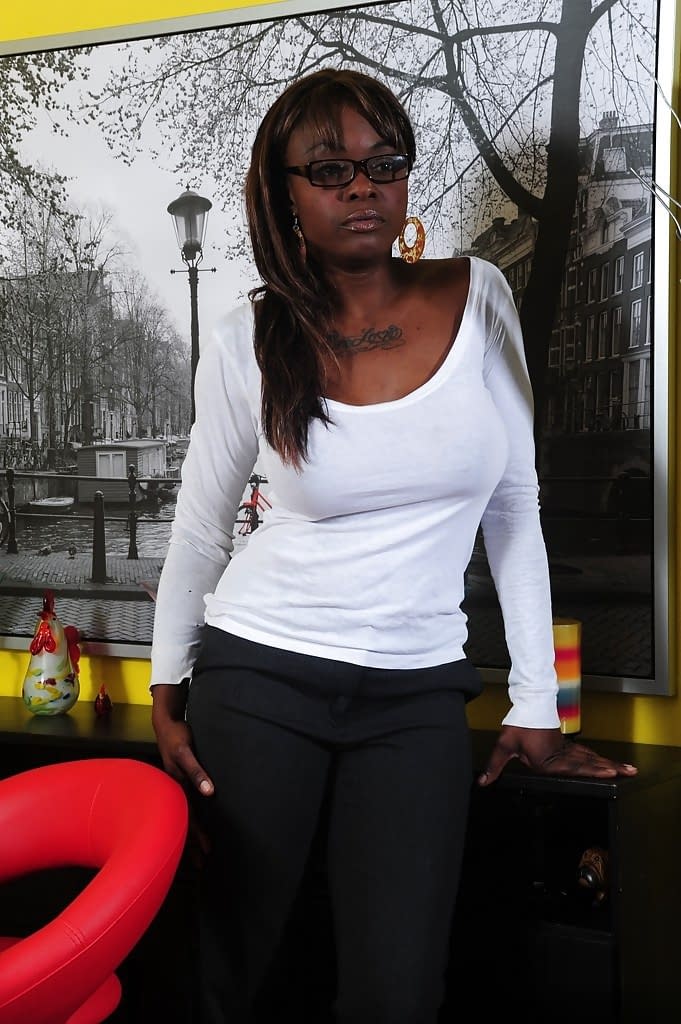 Coco Pink, la voluptuosa seductora ebony, te tienta con una provocación pausada e intencionada con gafas - 1