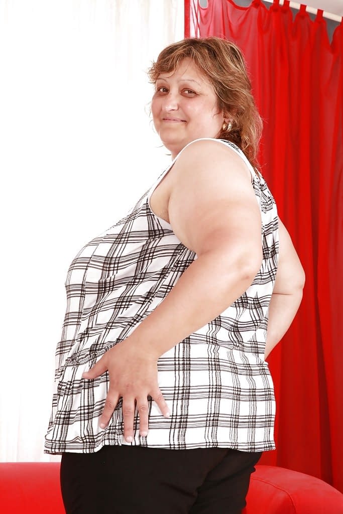 Zuzana A est une belle mature plantureuse qui va se déshabiller, écarter les cuisses et exposer son buisson humide. - 2