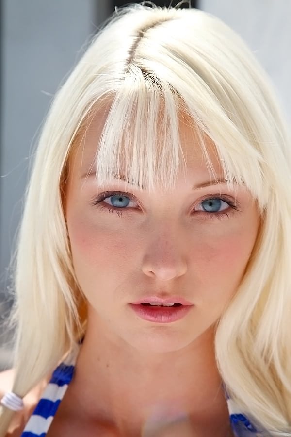 Poupée blonde ado Rikki Sixx enlève son bikini, révélant d'énormes seins en gros plan - 5
