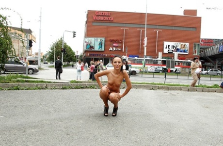 Gina Devine se dénude avec provocation au milieu de la foule de la ville, exhibant ses courbes juteuses - 13