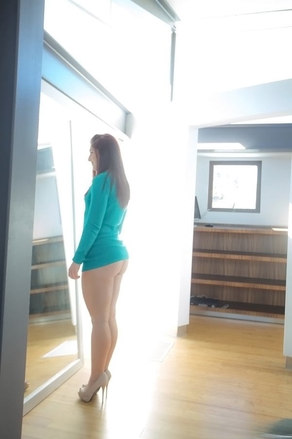 Mischa Brooks teases with her wet, jiggling rear for your hunger - 7