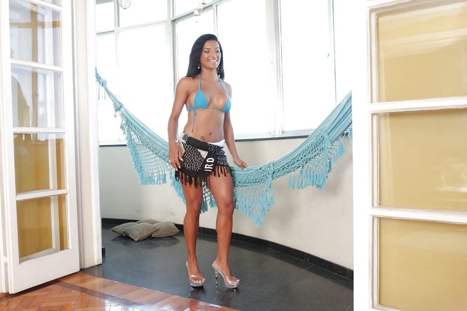 Claudia Bela dévoile ses courbes voluptueuses de Latina MILF en retirant son minuscule bikini - 1