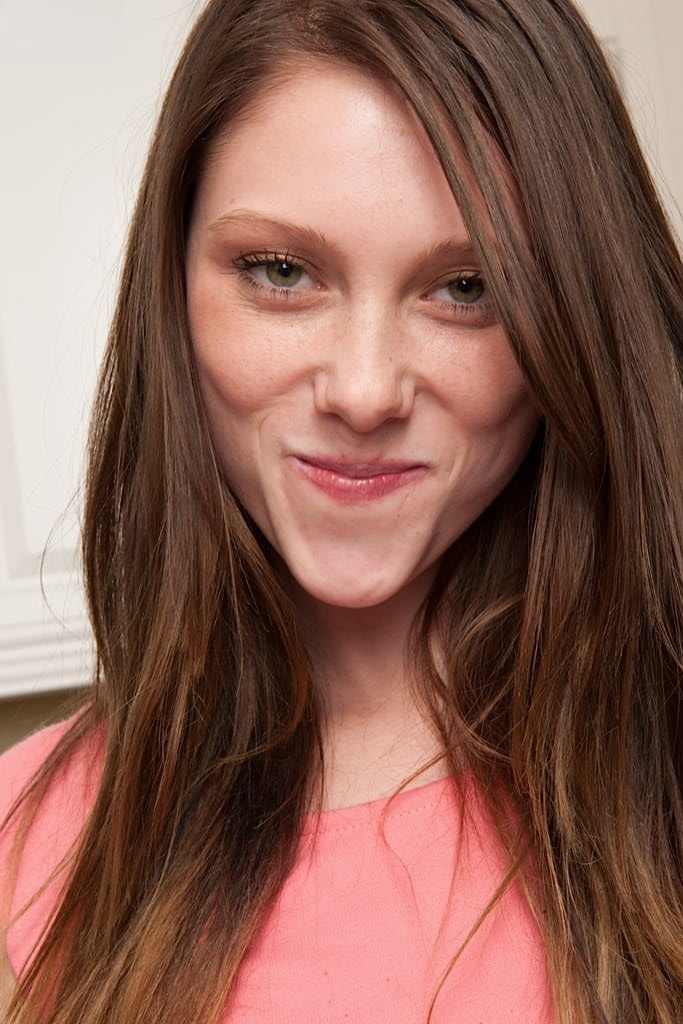 La splendida Shae Snow che si scopre giocosamente la perfetta passera rasata da teen - 1