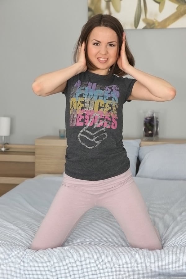 Jalace se quita lentamente los leggings de yoga mientras provocadores se moja, asomando y acariciando su coñito pequeño y empapado - 5