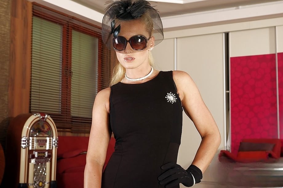 Kathia Nobili, blonde glamour époustouflante, réalise un strip-tease fascinant, sa robe révélant peu à peu ses dessous sexy. - 2