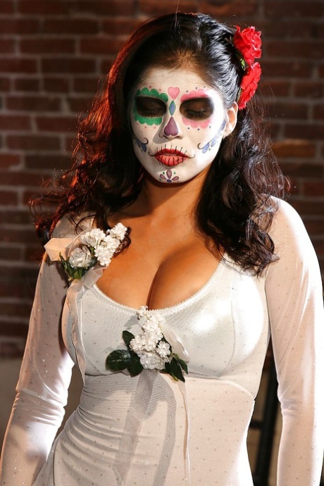 Alexis Amore, déesse de la séduction latine en cosplay, exhibitionniste - 2