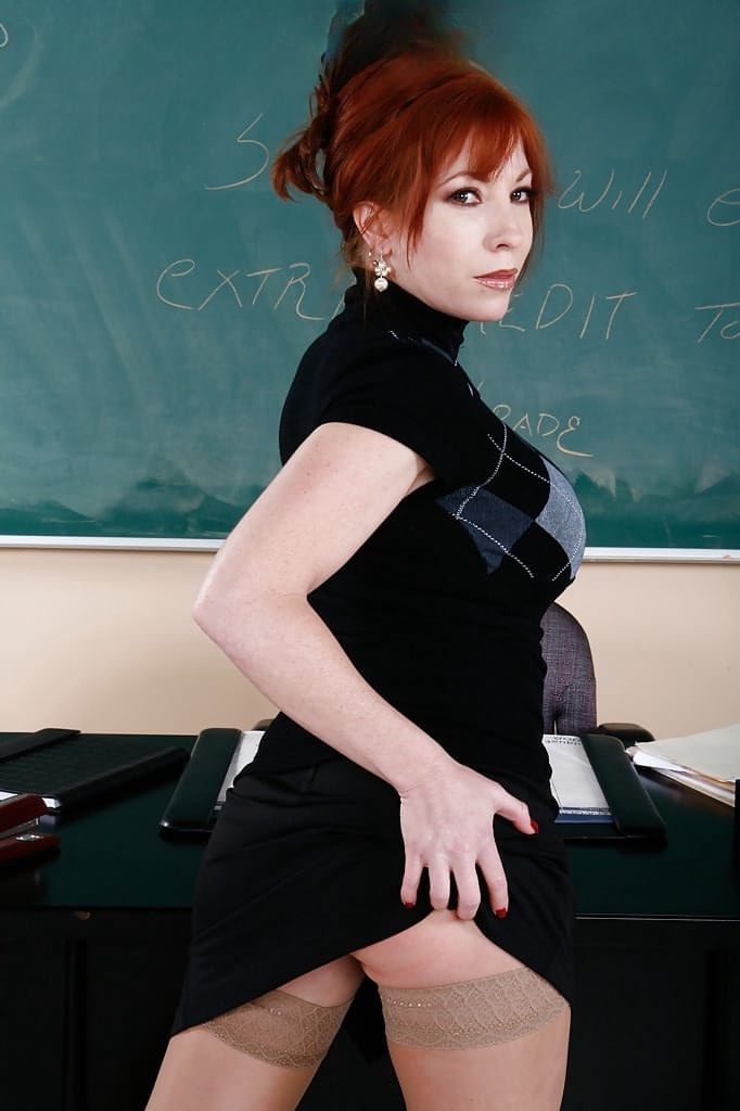 Brittany Oconnell, la madura tutora pelirroja, con medias puestas, lentamente se desnuda mientras se frota con fuerza su clítoris - 2