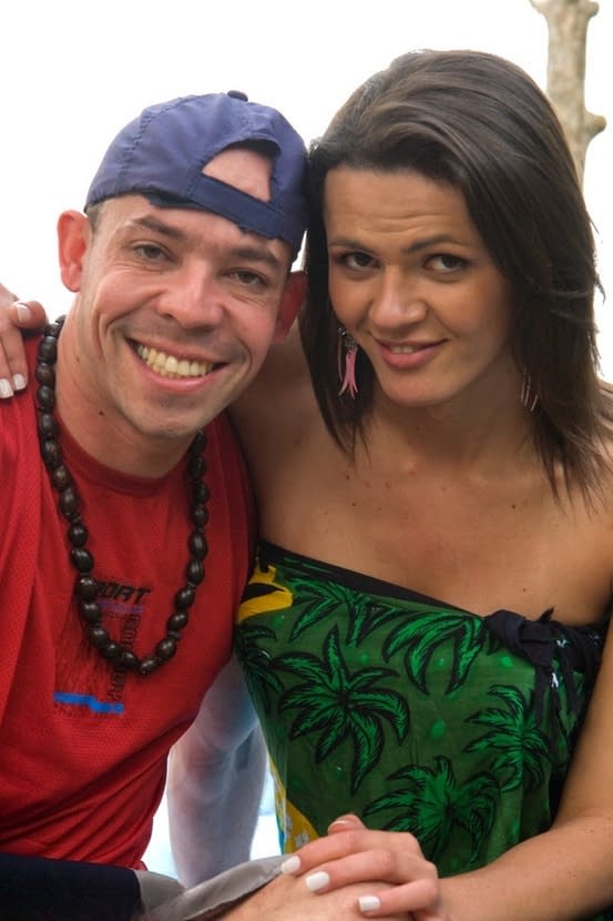 Vilaine vicieuse shemale Kelly Ohana engouffre une bite palpitante en extérieur - 15