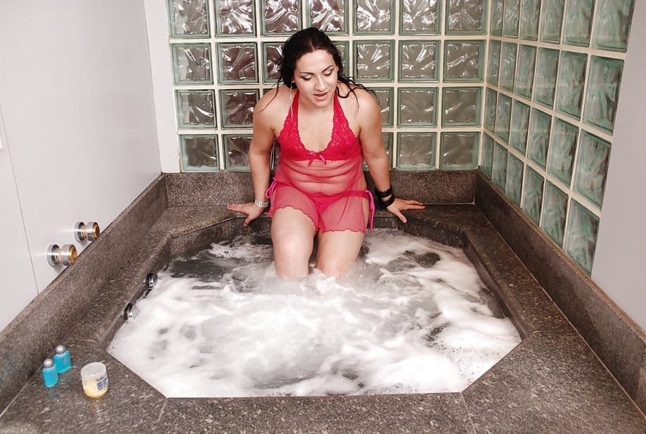 Raissa Sampaio exhibe son corps trans aux formes voluptueuses, posant de manière cochonne en lingerie dentelle provocante - 8