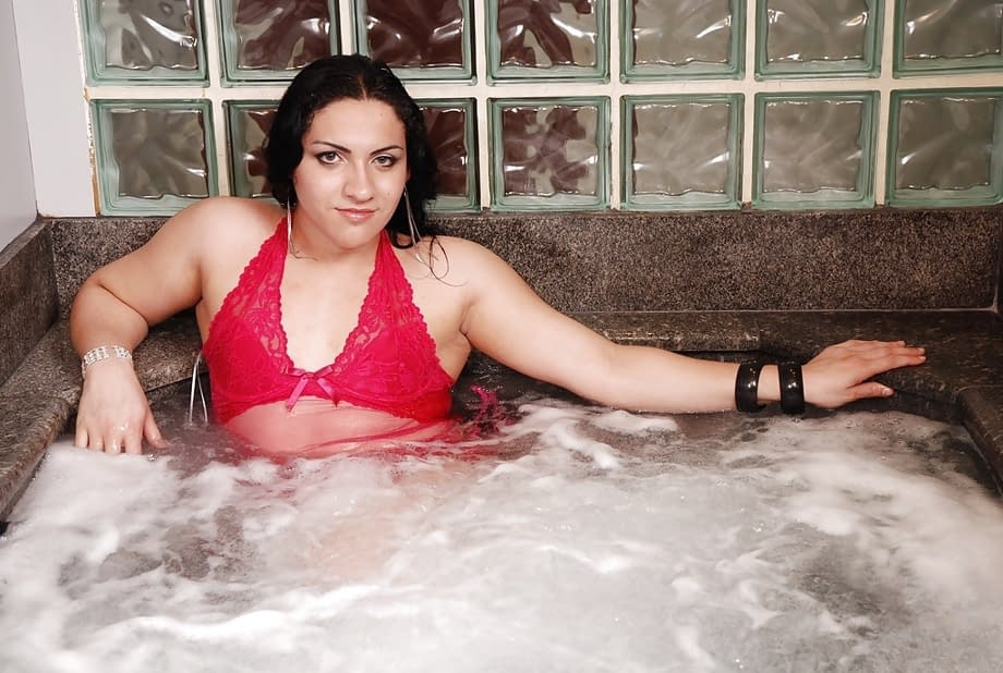 Raissa Sampaio exhibe son corps trans aux formes voluptueuses, posant de manière cochonne en lingerie dentelle provocante - 9
