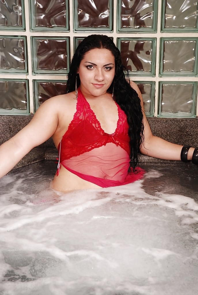 Raissa Sampaio exhibe son corps trans aux formes voluptueuses, posant de manière cochonne en lingerie dentelle provocante - 11