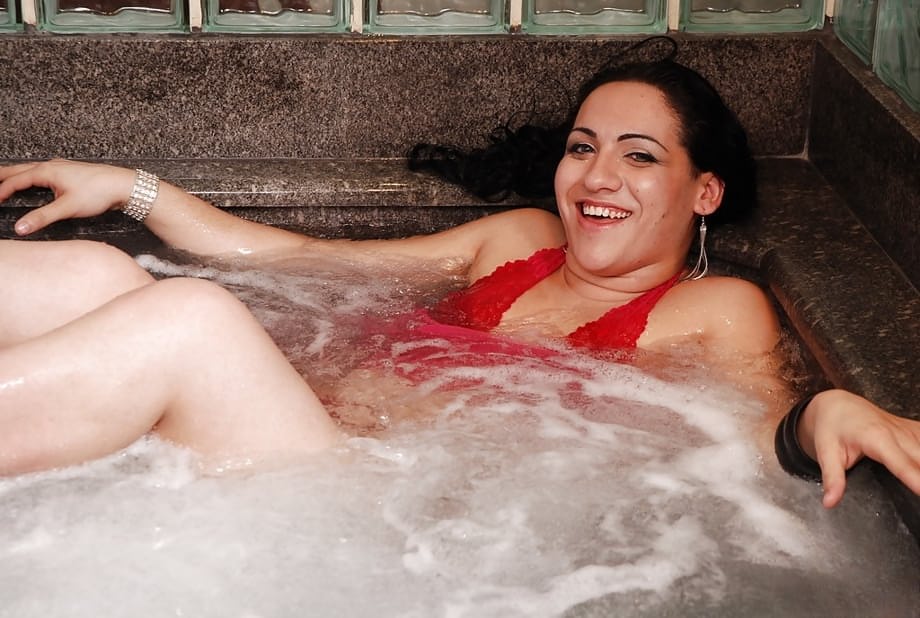 Raissa Sampaio exhibe son corps trans aux formes voluptueuses, posant de manière cochonne en lingerie dentelle provocante - 13