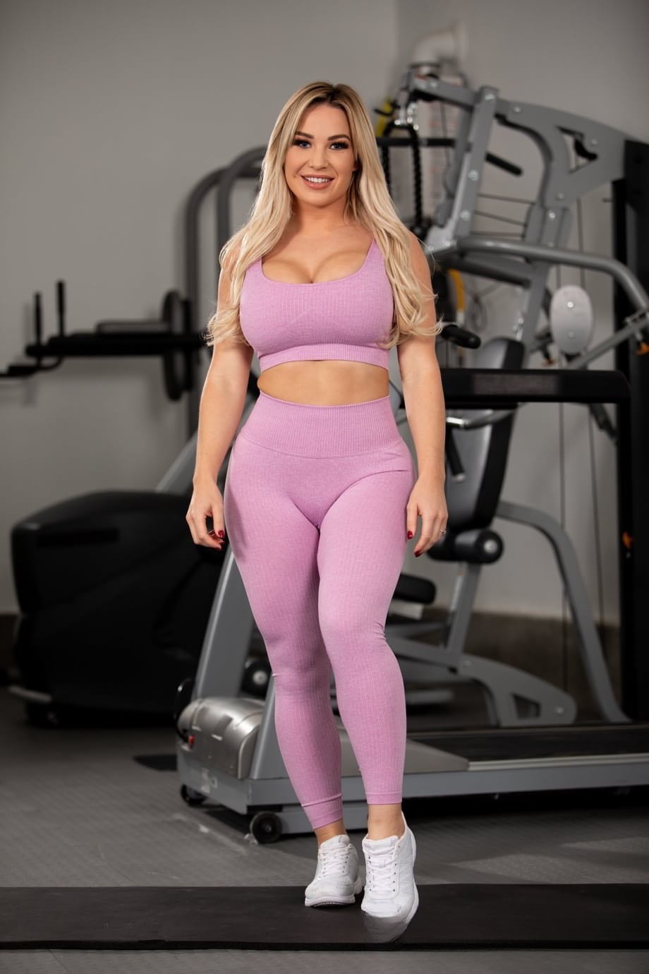 Exhibición explícita de Amber Jade en el gimnasio: enormes tetas y un culo impresionante completamente expuestos - 1