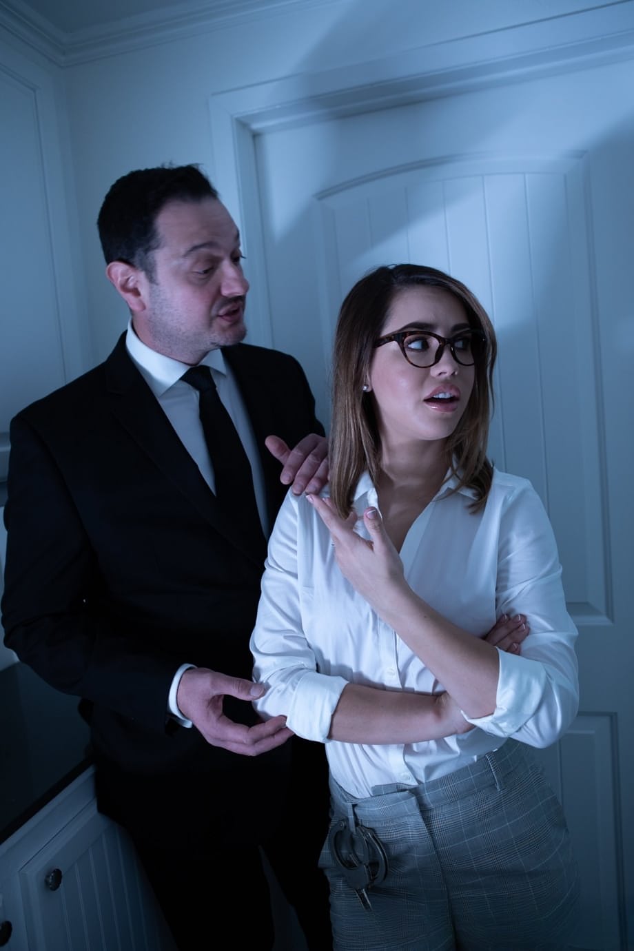 Kieran le quita a Alina Lopez los lentes y la ropa antes de follársela apasionadamente - 7