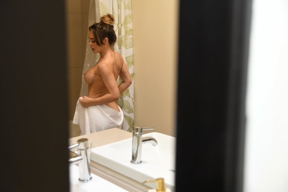 Guarda Cherie Deville mostrare tette enormi prima di una scopata brutale - 9