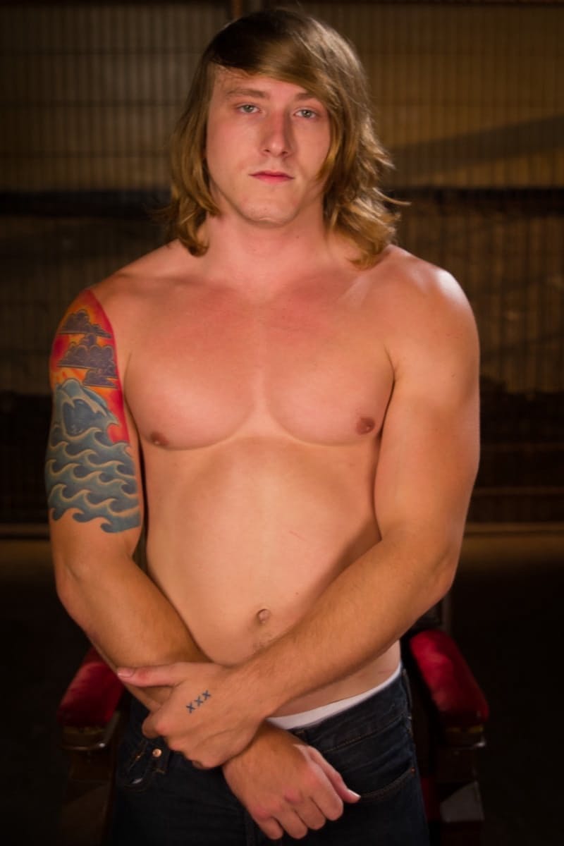 Tom Faulk se soumet à la dominatrice Cherry Torn dans son donjon de fesses et de gros seins - 1