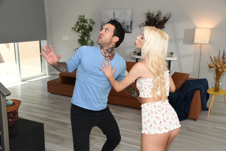La BBW Victoria Cakes domina a la petite babysitter Kenzie Reeves en una explícita escena lésbica de castigo. - 2