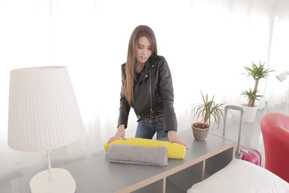 La estrella ucraniana Elle Rose muestra su culo perfecto y abre todos sus agujeros para una intensa seducción anal - 1