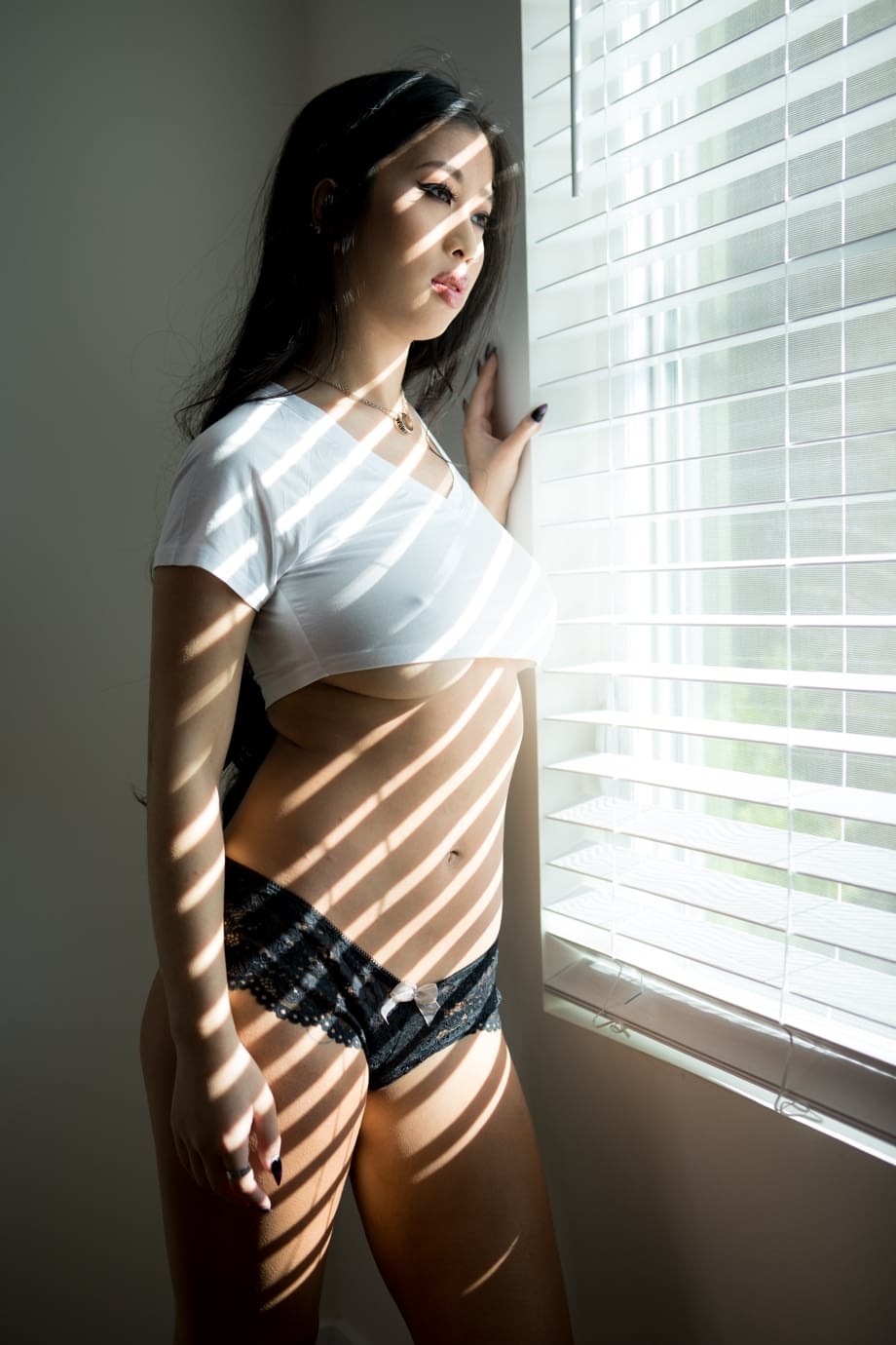 Jade Kush provoca ogni centimetro delle sue curve umide e scintillanti mentre inonda i suoi enormi seni in un luccicante zampillo d'acqua - 15