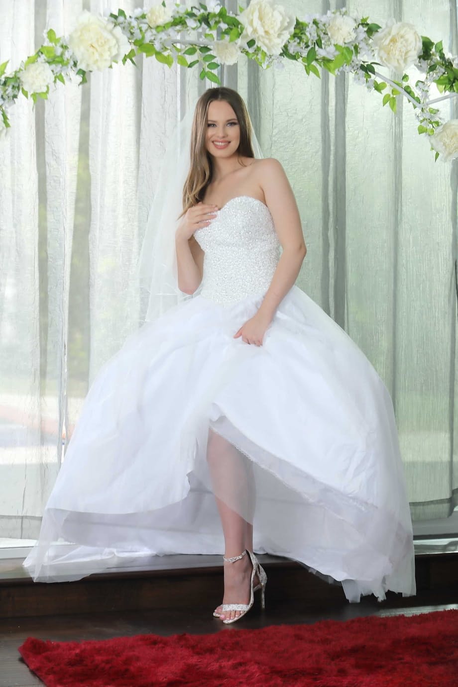 L'affascinante Jillian Janson si spoglia completamente sotto il suo velo - 2