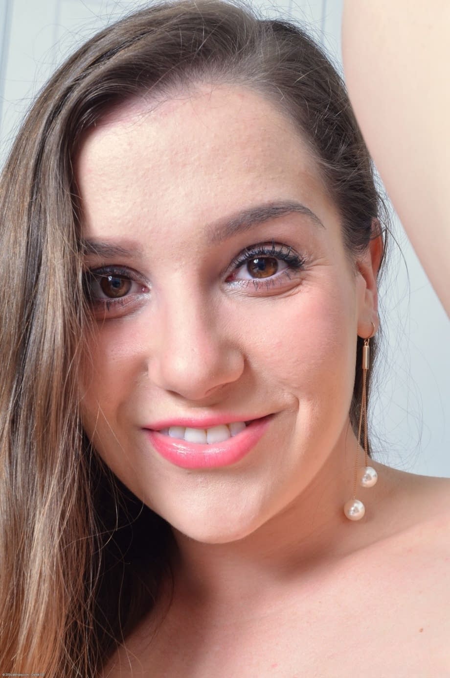 La sensuale Warner spalanca le sue gambe lunghe mostrando le labbra della sua figa lucide e luccicanti - 14