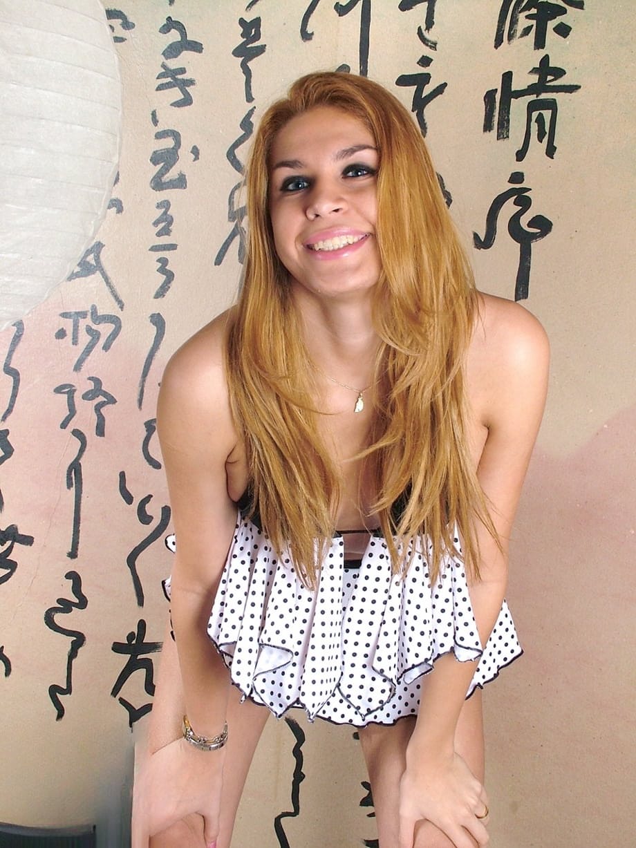 L'irresistible Andreia Mel se déshabille entièrement en exhibant sa verge palpitante de transsexuelle dans des poses provocantes et sensuelles - 1