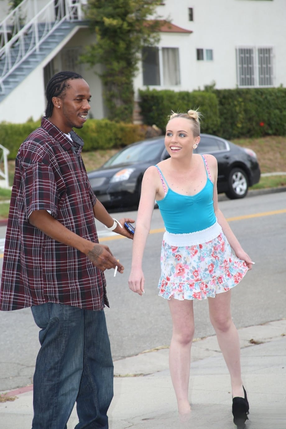 Miley May se introduce profundamente en su culo varios penes grandes negros después de un striptease provocativo. - 1