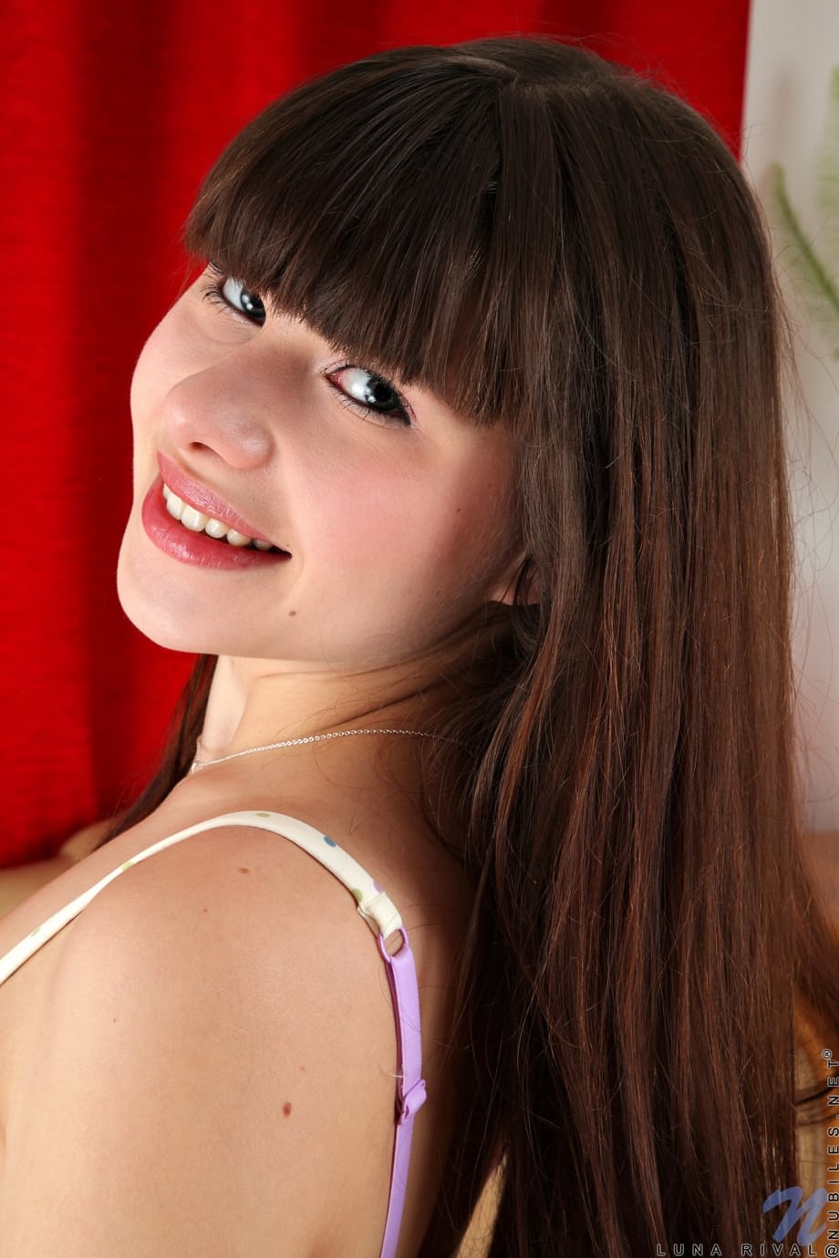 Luna Rival mostra la sua passerina teen con un sorriso sensuale mentre la provoca con un giocattolo - 9