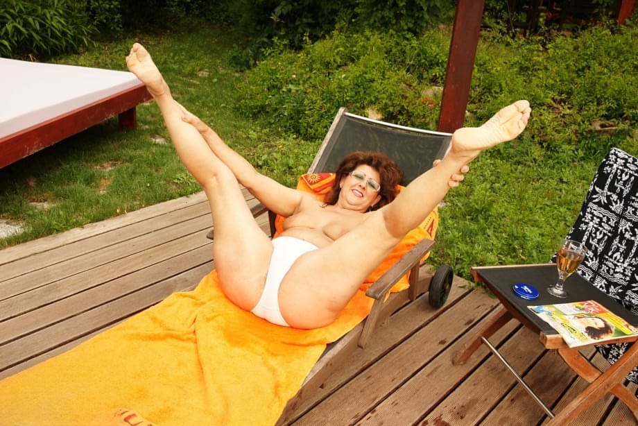 Gigi M, beauté mature rondelette nue en plein air, faisant un strip-tease au bord de la piscine et se caressant de manière érotique - 9