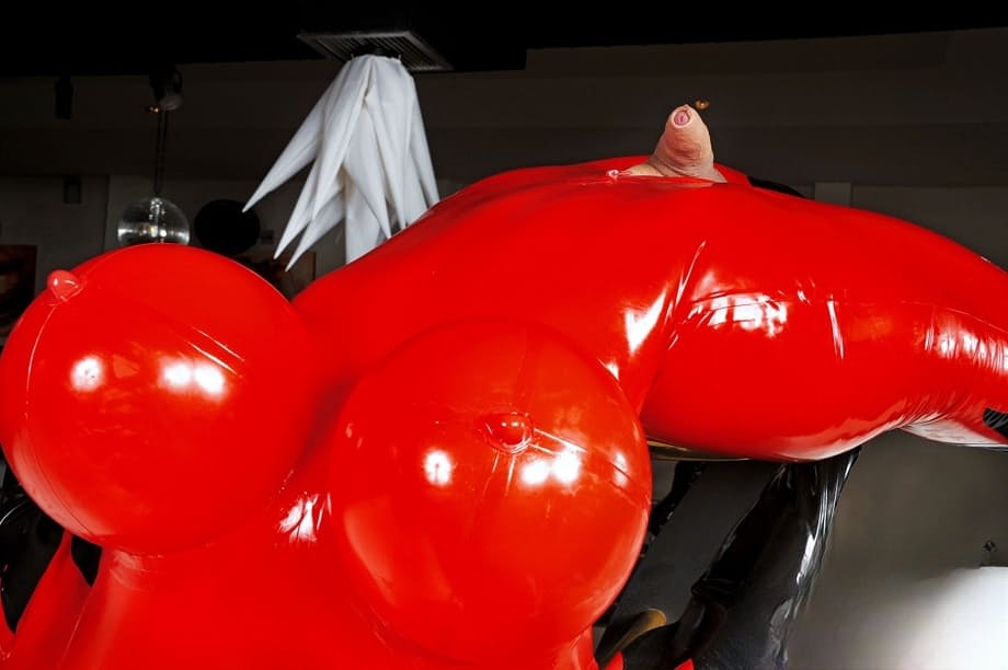La vixen irrésistible Sabrina Sherman pose en latex noir moulant, exhibant ses seins rebondis et sa queue dure comme la pierre - 16