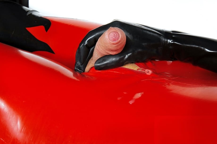 La vixen irrésistible Sabrina Sherman pose en latex noir moulant, exhibant ses seins rebondis et sa queue dure comme la pierre - 21