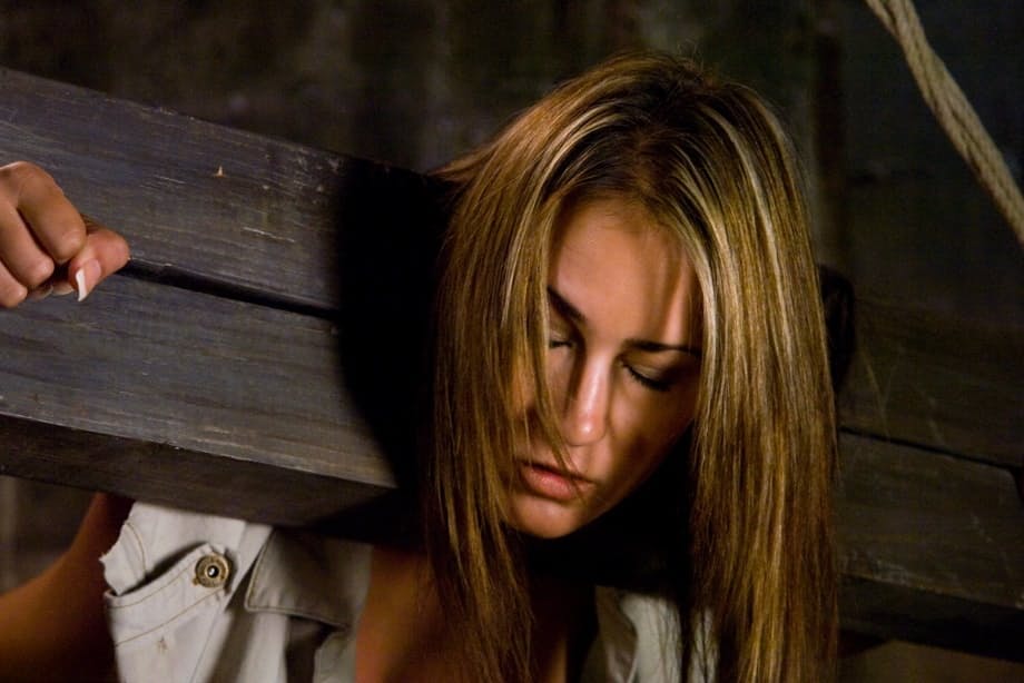 Trina Michaels indifesa geme mentre corde e manette intrappolano i suoi seni grossi per una brutale tortura ai capezzoli - 19