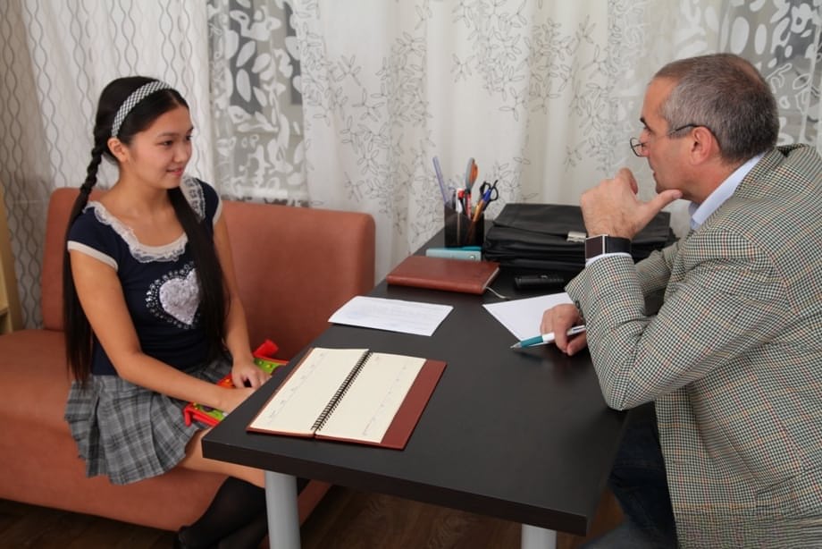 Pequeña Rita como colegiala pervertida follada sin protección por el profesor mayor en su oficina - 2