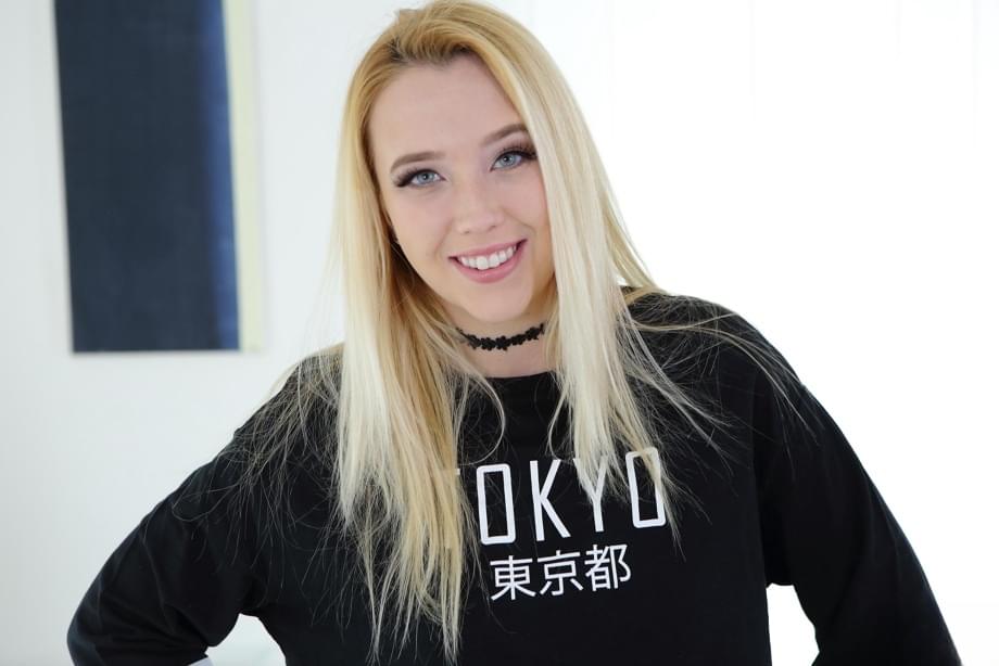 La ninfa de ojos azules Samantha Rone presume sus curvas deliciosas de forma perversa - 2