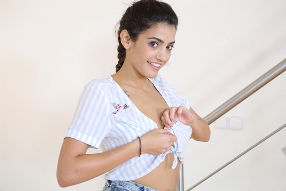 Penelope Cross doigte sa chatte chauve et trempée sur des escaliers - 12