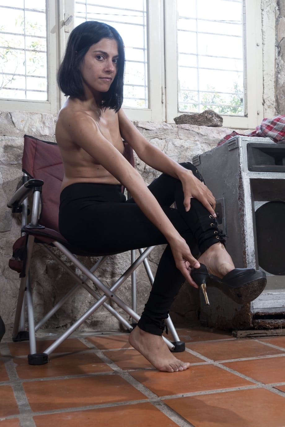 Petite Avril se déshabille complètement, révélant sa petite poitrine et son abondante toison pubienne longue et luxuriante - 4