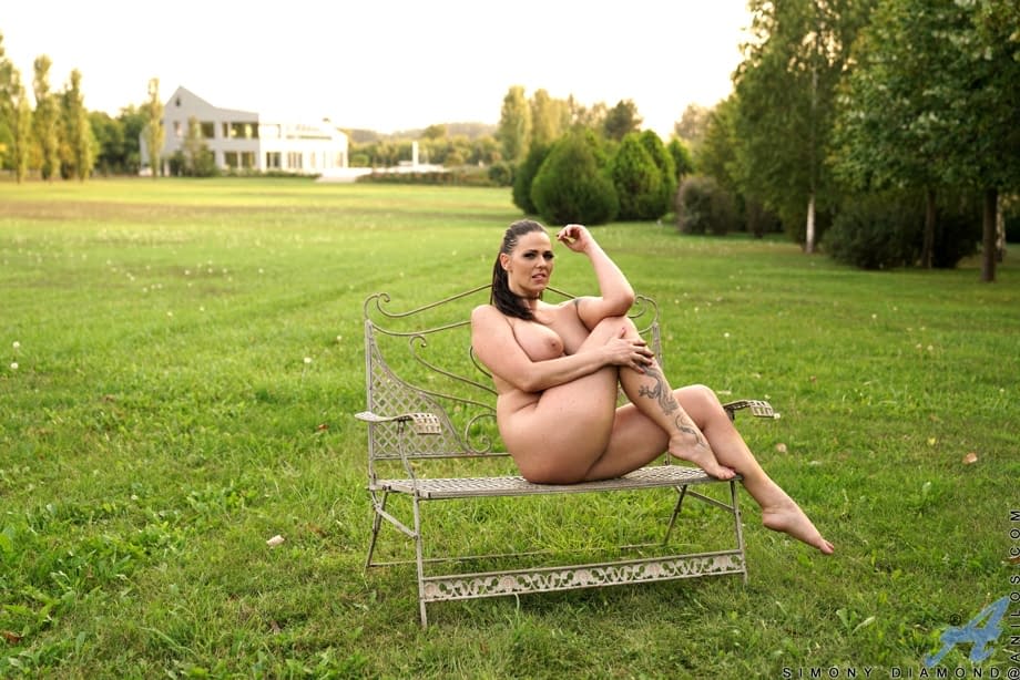 Simony Diamond se desnuda mostrando unas enormes tetas mientras se masturba completamente desnuda al aire libre - 19