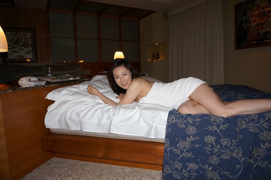 Marina Matsumoto masturbating her dripping wet pussy and big tits - 2