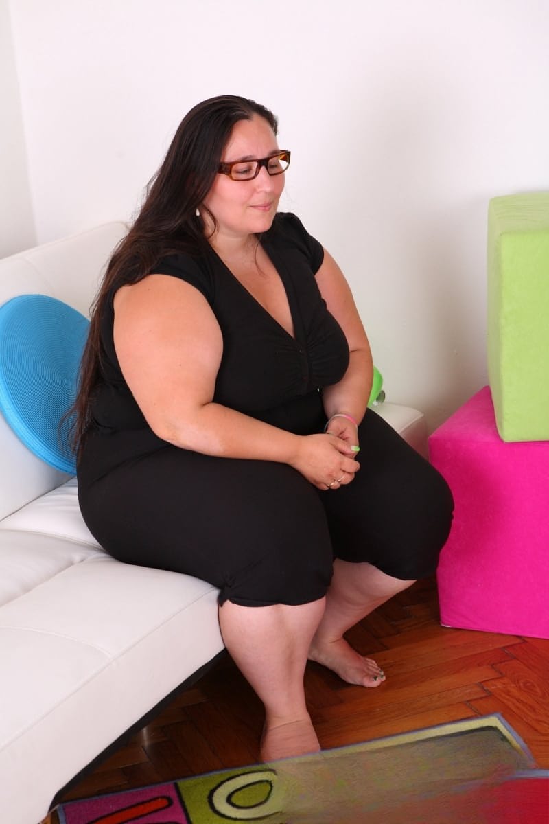 Busty mature BBW gets turned on by watching teens Kim & Kira toying each other