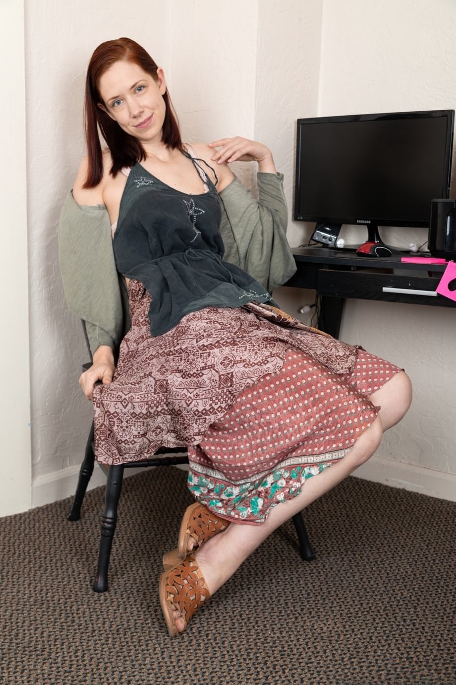 April teases with her plump cheeks before fingering her hairy slit - 3