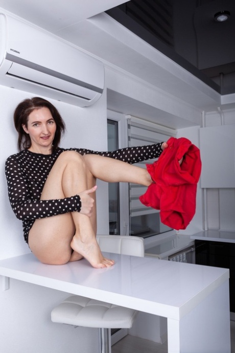 Sara D si spoglia completamente rivelando la sua fica matura pelosa e stretta - 6