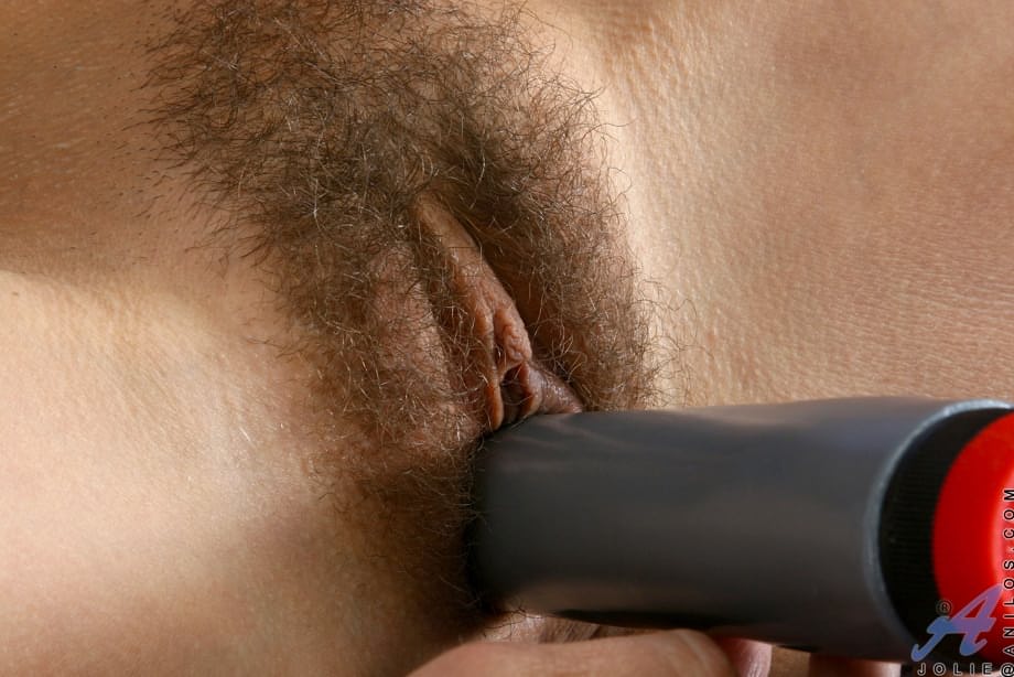Jolie desnuda, perdida en una pasión cruda, se folla salvajemente su coño velludo y empapado - 10
