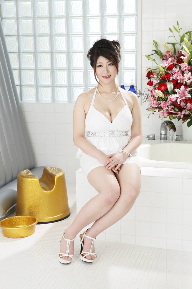 Rina Araki displays her voluptuous Asian curves before getting pounded hard on bed - 1