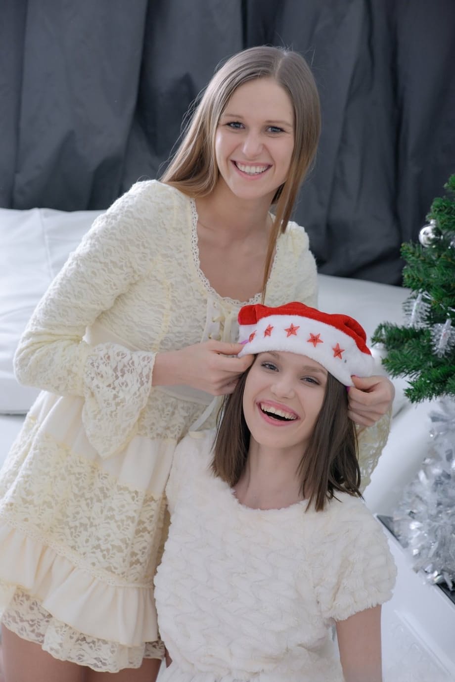 Cloee adore les fellations crues avec deux amateurs bien montés coiffés de bonnets de Noël - 1