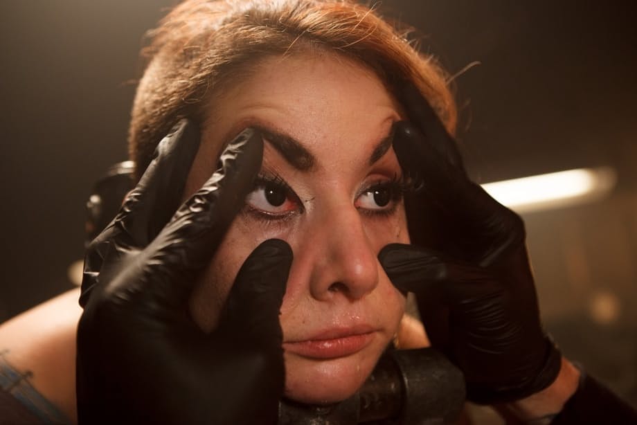 Sheena Rose se pone el collar y es embestida con fuerza por el musculoso tatuado - 20
