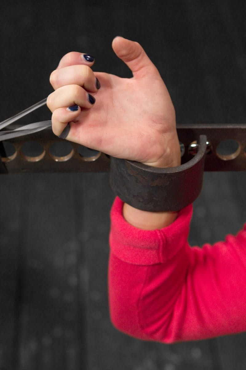 Serena Blair punie sévèrement par Mz Berlin dans un brutal jeu lesbien en métal et bondage - 5
