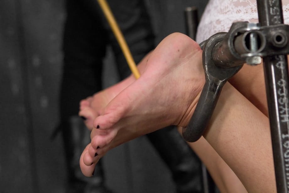 Serena Blair punie sévèrement par Mz Berlin dans un brutal jeu lesbien en métal et bondage - 11